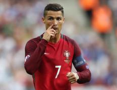 乒乓球赛场焦点！阿根廷队对阵日本队，意外判罚引发热议，比赛氛围紧张